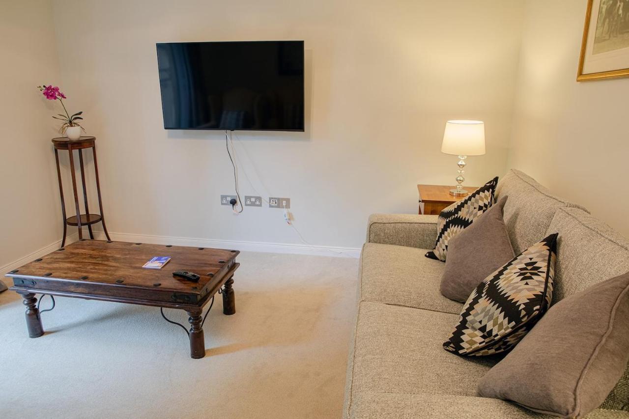 Hedgefield House - Serene Top Floor Flat Inverness Esterno foto
