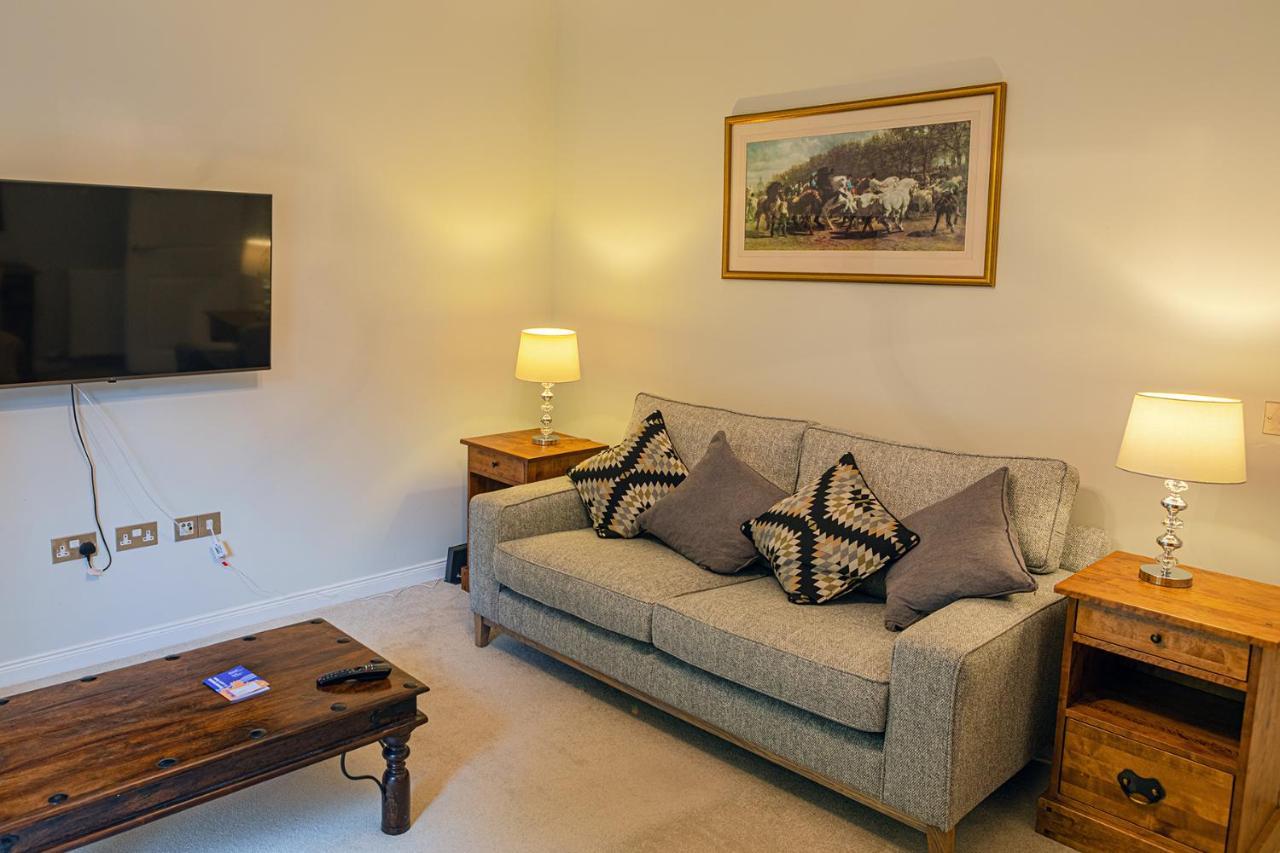 Hedgefield House - Serene Top Floor Flat Inverness Esterno foto